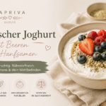 Griechischer Joghurt mit Beeren und Hanfsamen Joghurt-Bowl für die Perimenopause