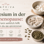 Magnesium Perimenopause – verschiedene Magnesiumformen und natürliche Lebensmittel wie Kürbiskerne und dunkle Schokolade auf einem hellen Holztisch