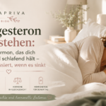 Progesteron Perimenopause – entspannte Frau liegt ruhig schlafend im Bett, weiches Morgenlicht, helle ruhige Schlafatmosphäre