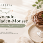 Hormonfreundliches Süßes Perimenopause – cremige Avocado-Schokoladen-Mousse in einem Glas mit Kakaonibs