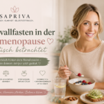 Frau ab 40 frühstückt bewusst – Intervallfasten in der Perimenopause kritisch betrachtet
