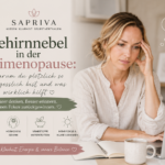 Frau ab 40 unkonzentriert am Schreibtisch – Gehirnnebel in der Perimenopause verstehen und behandeln