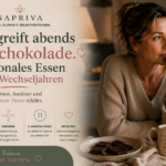 Emotionales Essen in den Wechseljahren Frau greift abends zur Schokolade. Emotionales Essen in den Wechseljahren – Selbsttest, Auslöser und 5-Minuten-Pause erklärt